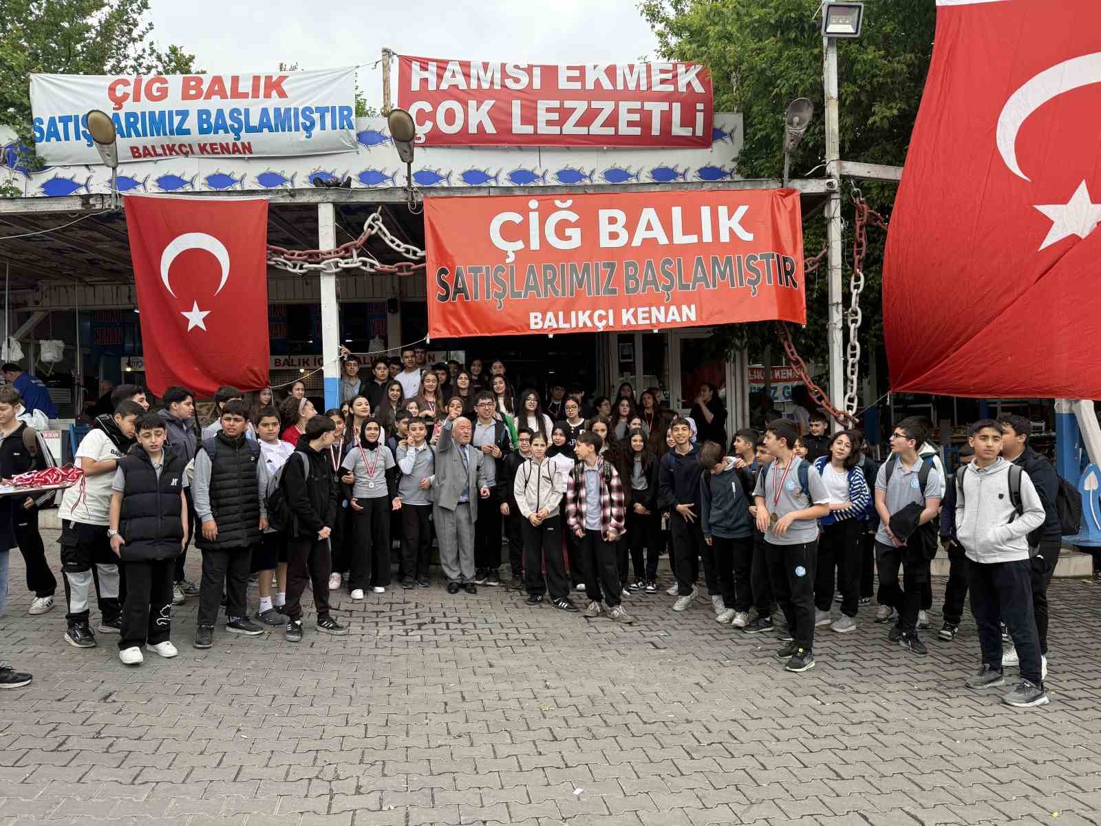 Öğrenciler balık yeme yarışması yaptı, birinci 4 çipura kazandı 10 ogrenciler balik yeme yarismasi yapti birinci 4 cipura kazandi 6 BRIMBjlR