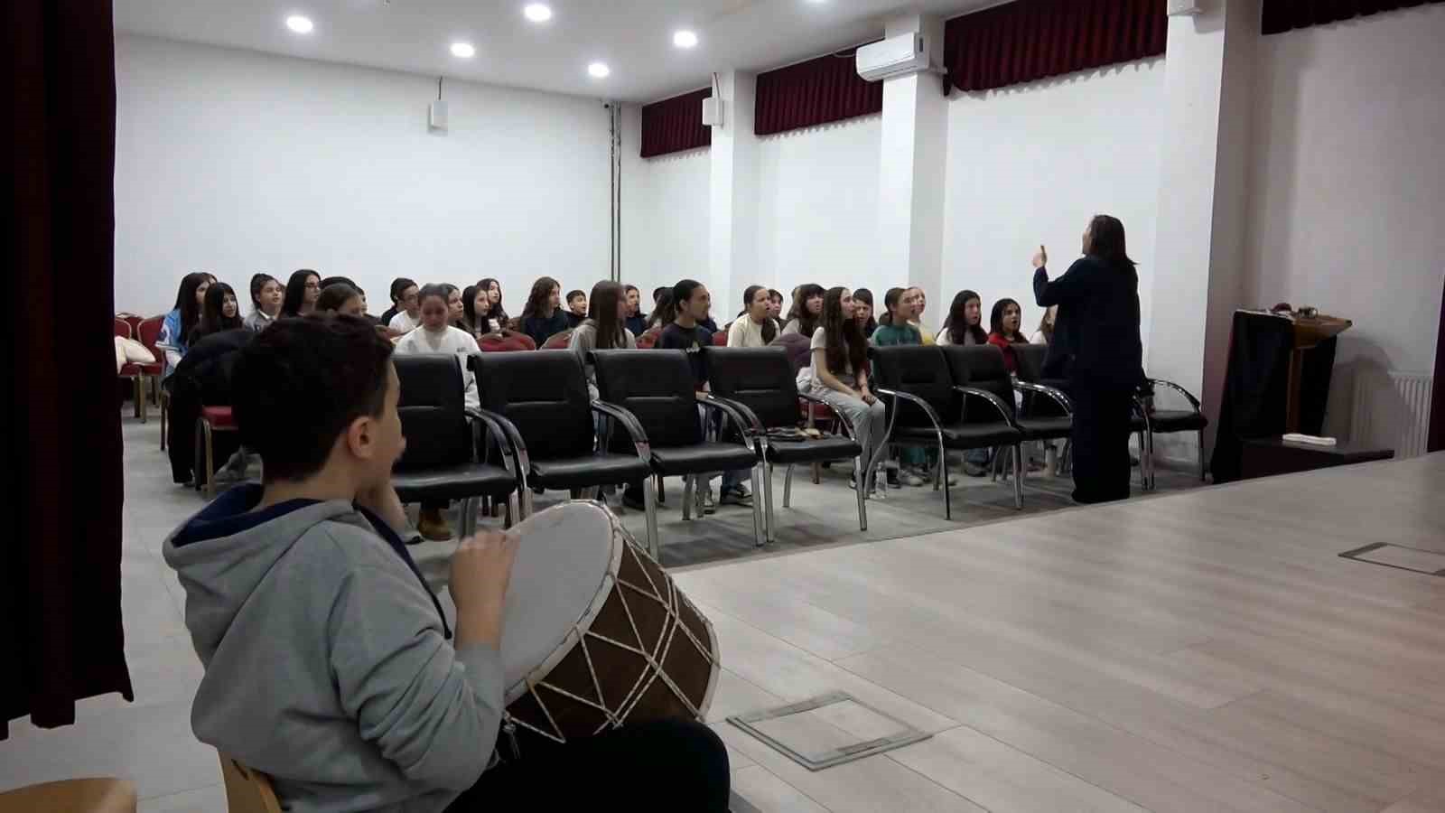 ogrenciler coksesli koroda yeteneklerini kesfediyor 2 QRNXiirz