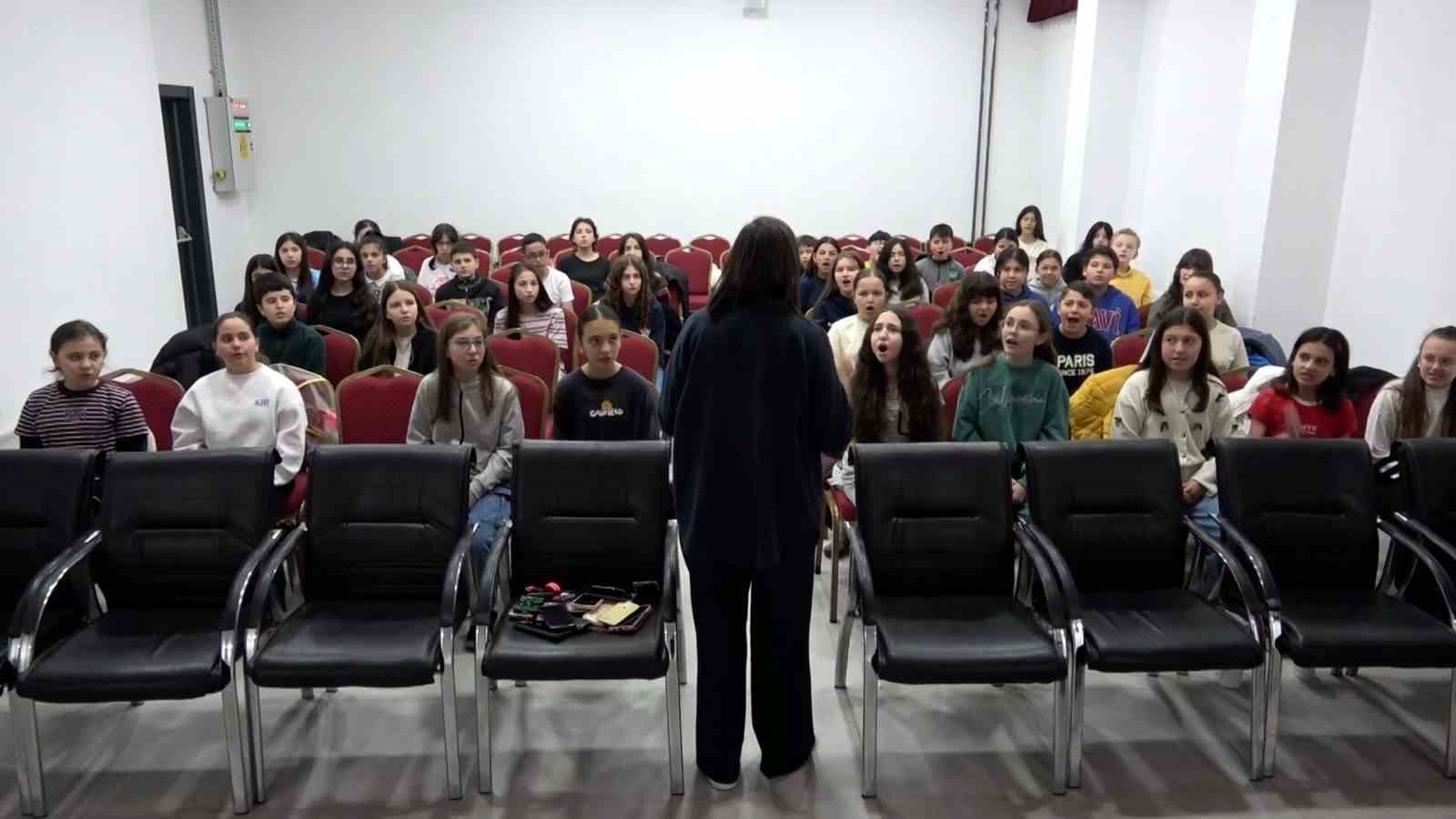 ogrenciler coksesli koroda yeteneklerini kesfediyor 3 OzhGwGyf