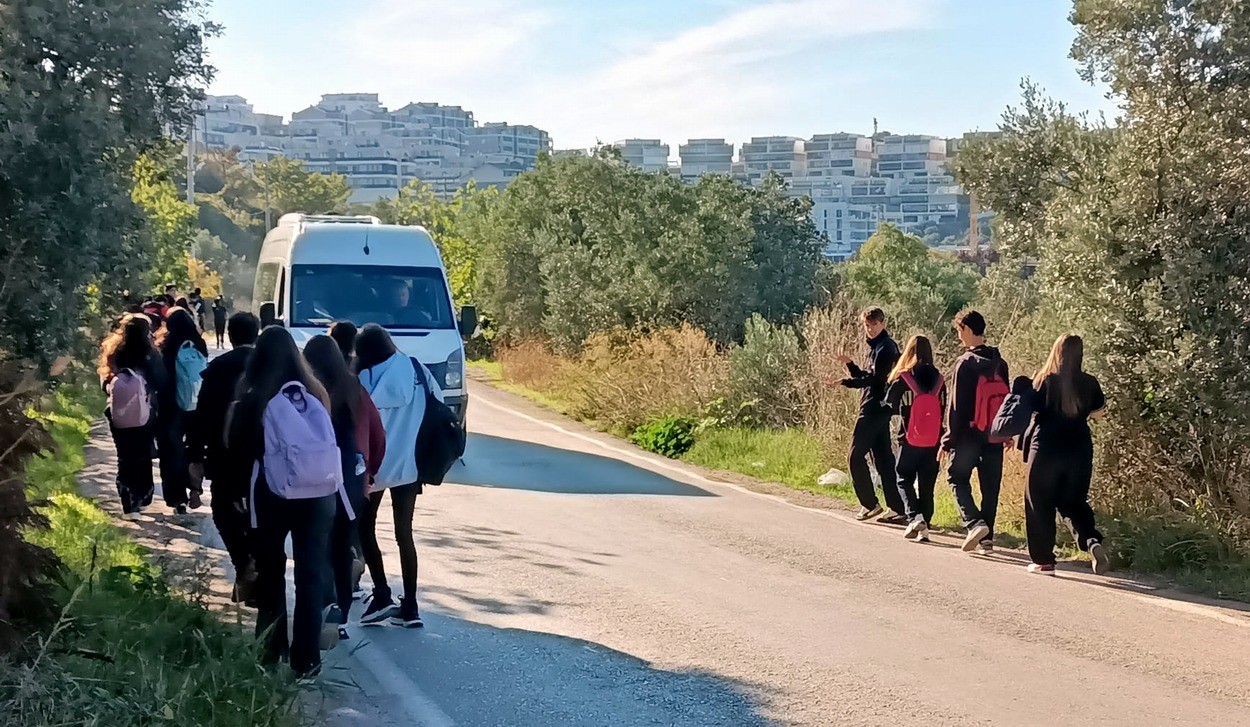 ogrenciler dersten cok nasil gelip gidecegini dusunuyor 2