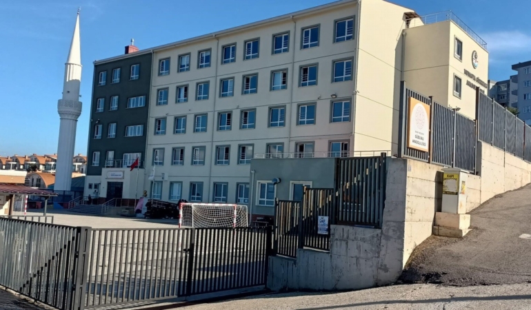 ogrenciler-dersten-cok-nasil-gelip-gidecegini-dusunuyor-YrNZH5Vf.jpg
