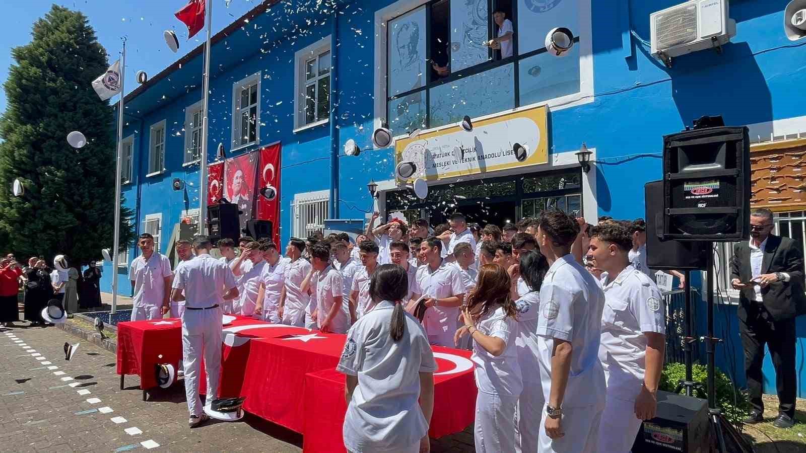 ogrenciler diplomalarini yuzerek aldi 2 k7FYyWPO