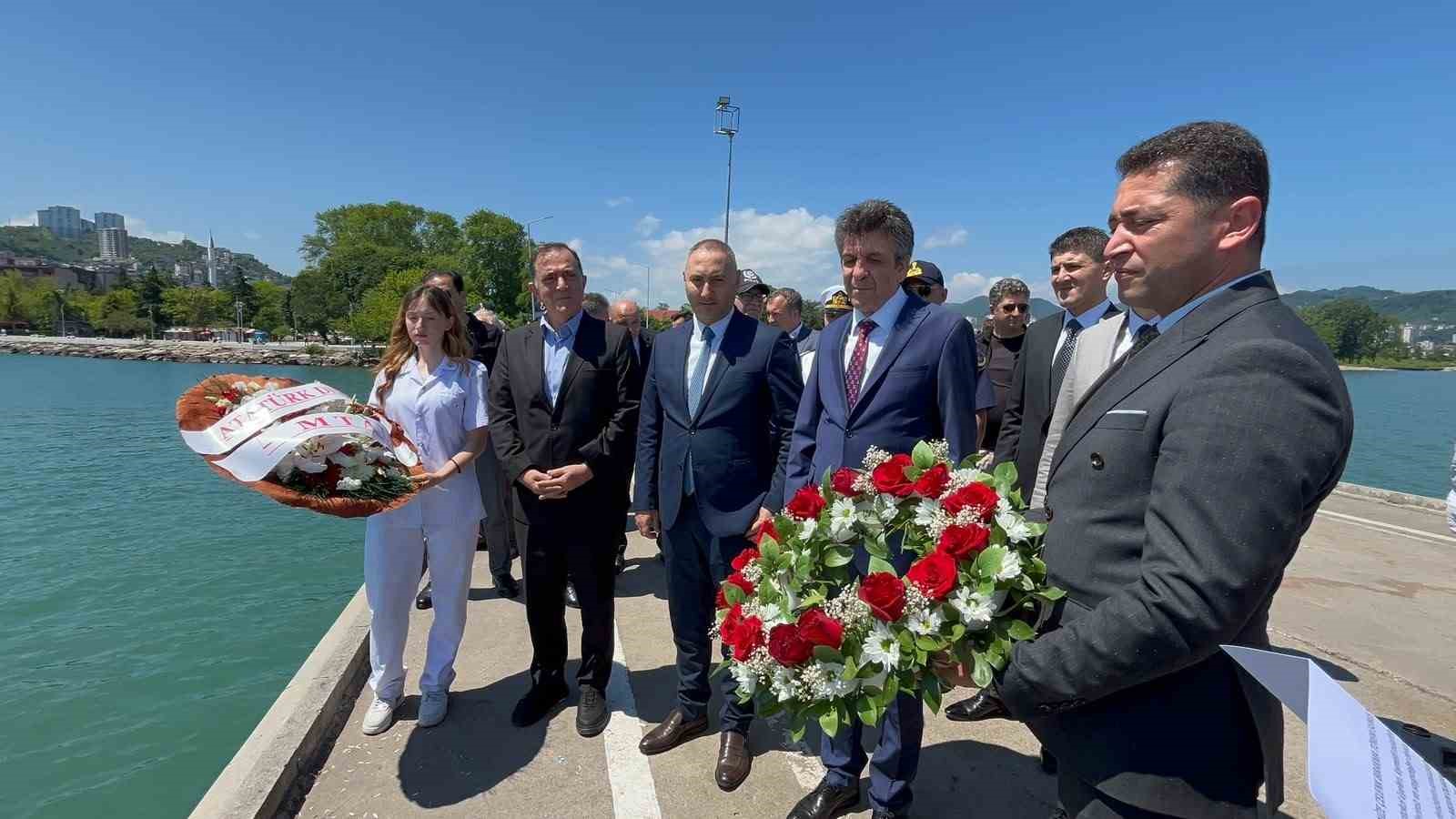 ogrenciler diplomalarini yuzerek aldi 3 hHb9XeTO