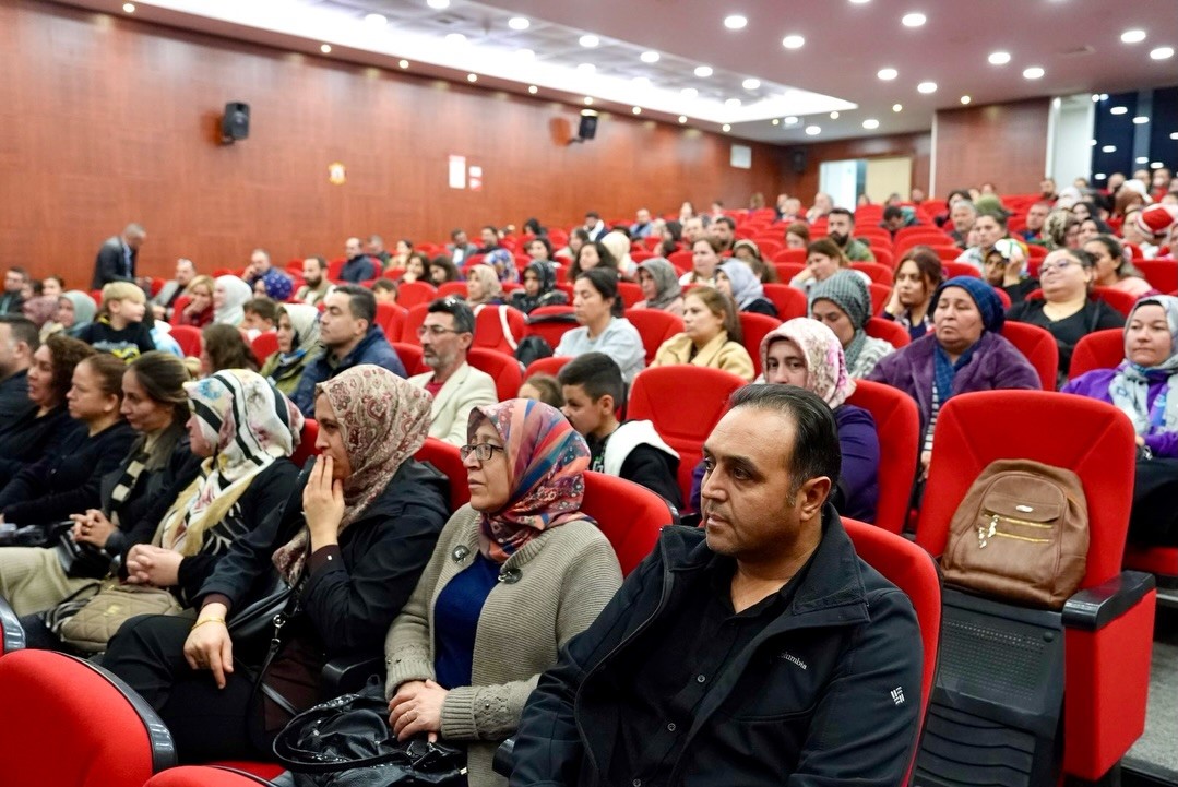 ogrenciler disarida veliler sinavda 4 RCqAzzQH