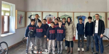 ogrenciler-ertan-aycetin-bisikletevinde-mysia-yollarini-tanidi-bCsrVmme.jpg