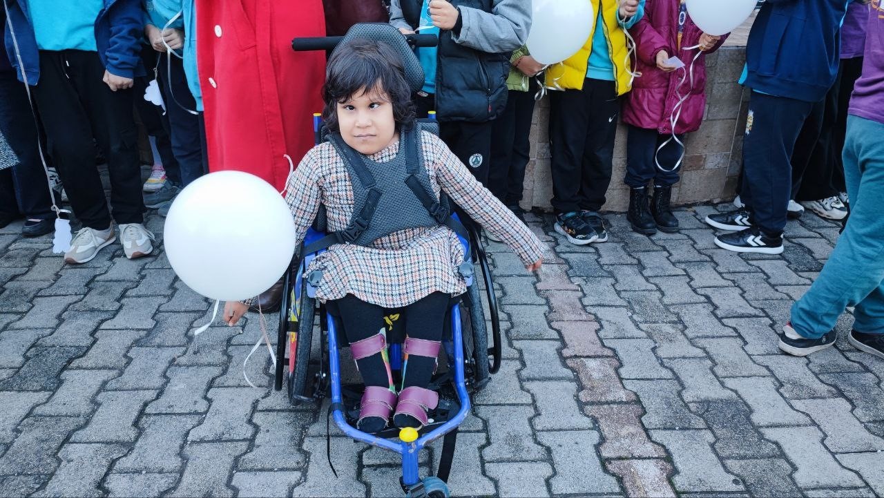 ogrenciler gazzeli cocuklar icin balonlari gokyuzune birakti 1 RC34dVEj