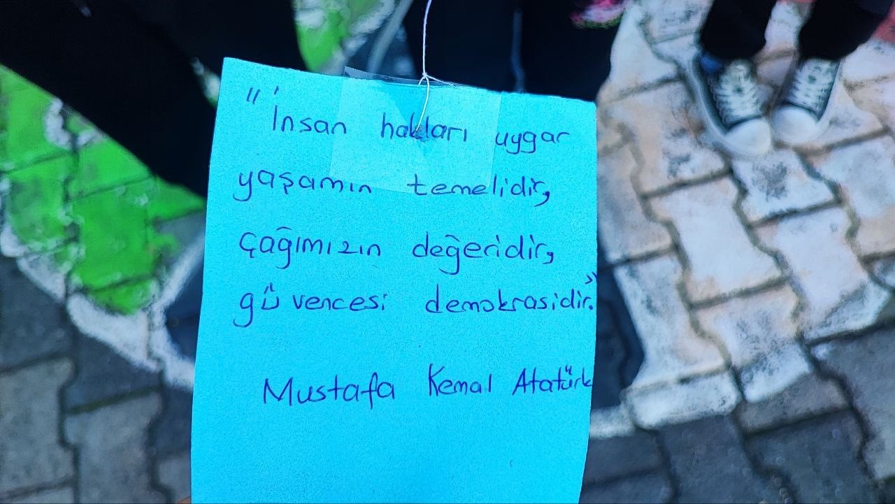 ogrenciler gazzeli cocuklar icin balonlari gokyuzune birakti 2 XuklvrXC