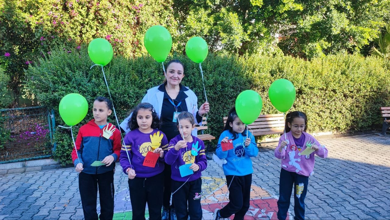 ogrenciler gazzeli cocuklar icin balonlari gokyuzune birakti 3