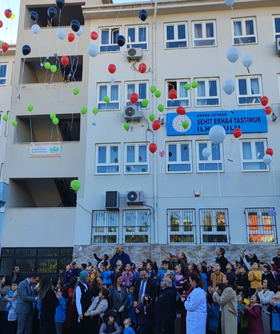 ogrenciler gazzeli cocuklar icin balonlari gokyuzune birakti 6 EB64qLUW