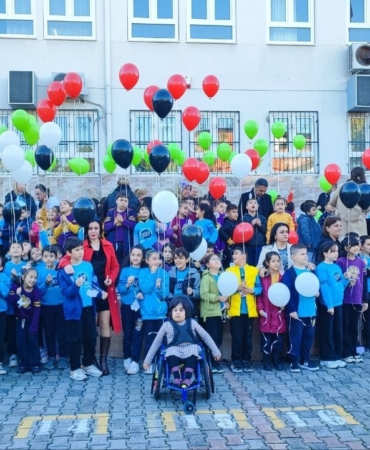 ogrenciler-gazzeli-cocuklar-icin-balonlari-gokyuzune-birakti-7YypJz29.jpg