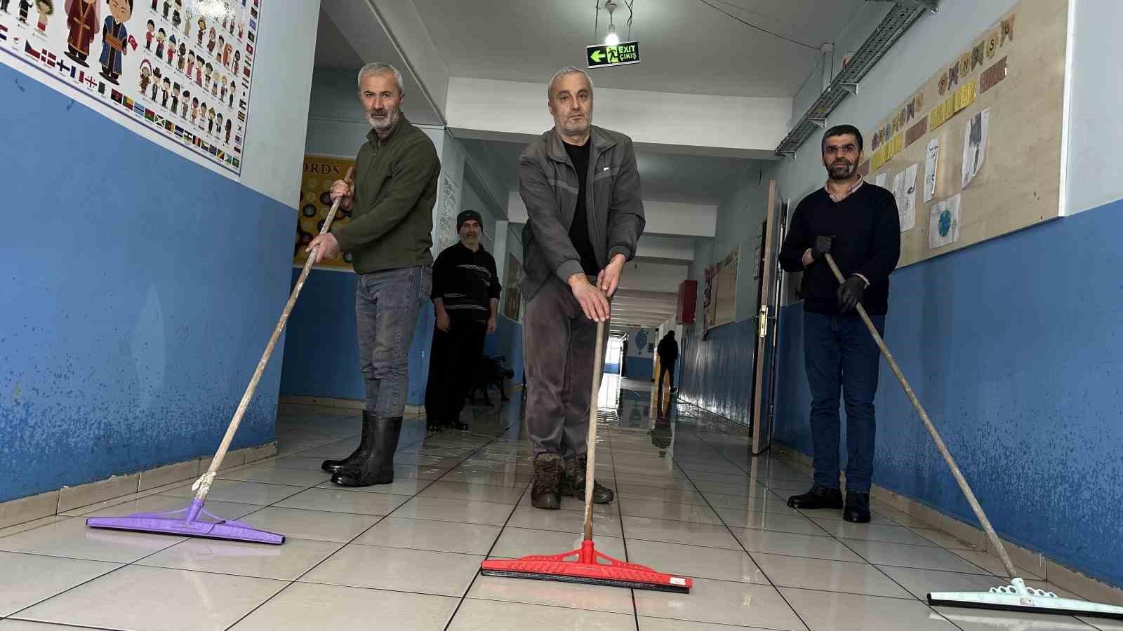 ogrenciler gelmeden hijyen seferberligi yuksekova ikinci doneme hazir 2 zQKm2bsz
