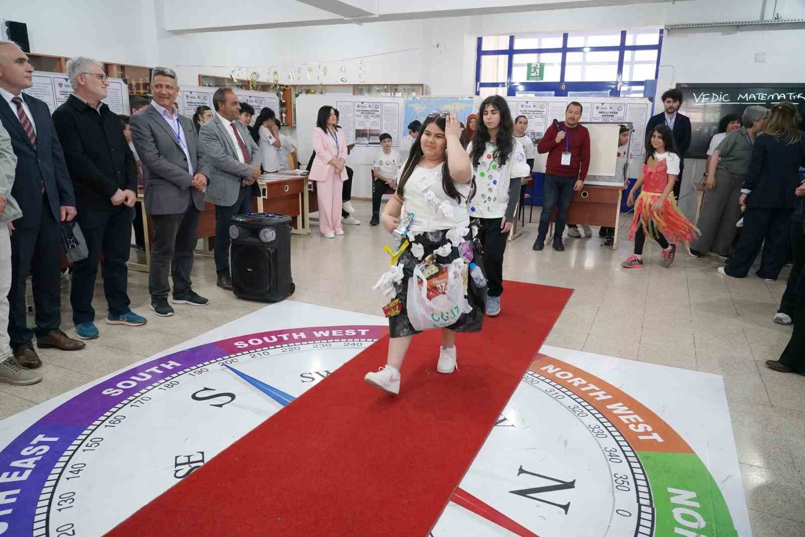ogrenciler geri donusum defilesiyle cevre bilincine dikkat cekti 1 tVtZswNL