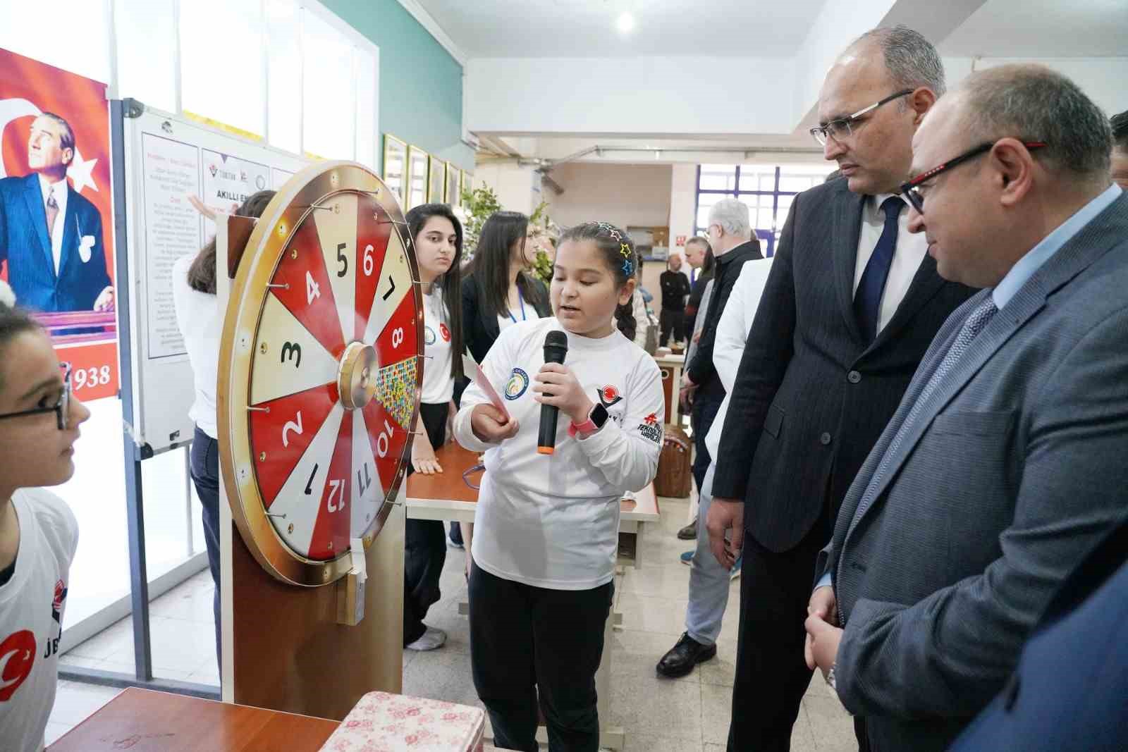 ogrenciler geri donusum defilesiyle cevre bilincine dikkat cekti 2 rcltDRyd