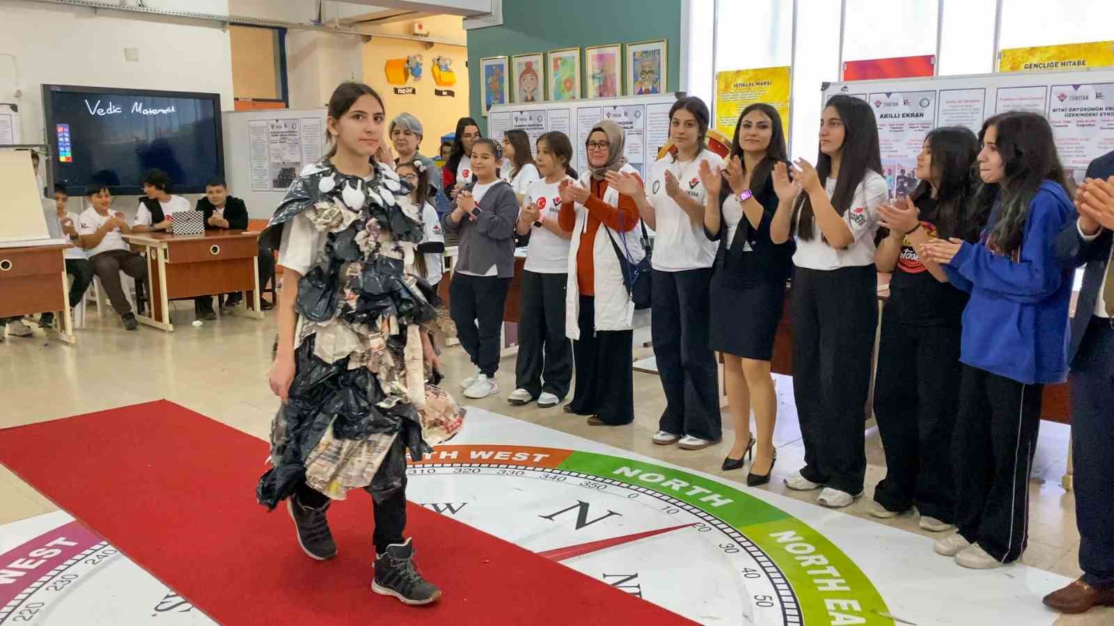 ogrenciler geri donusum defilesiyle cevre bilincine dikkat cekti 5 CccTDrAa