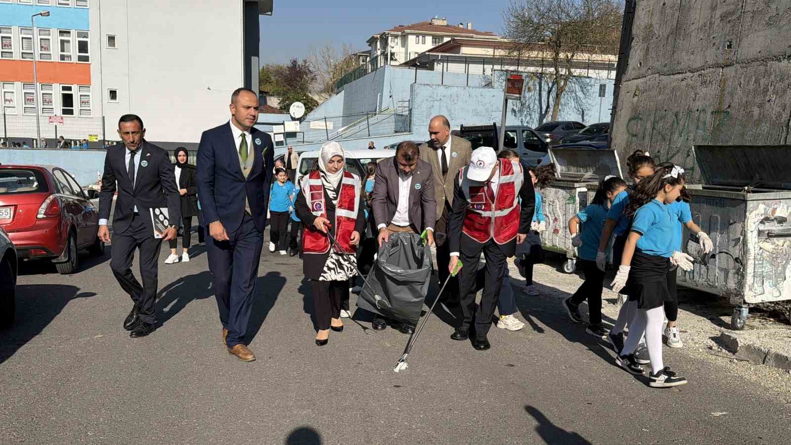 ogrenciler hem eglendi hem temizlik yapti 0 UfiqyYEF