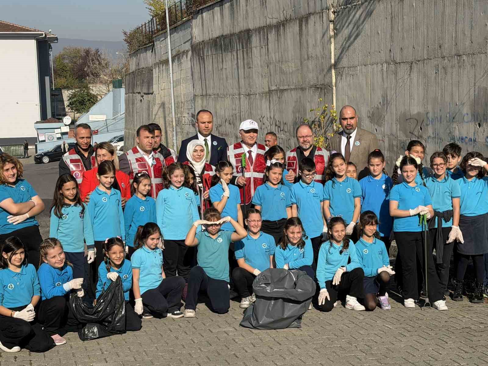 ogrenciler hem eglendi hem temizlik yapti 1 lAKKlSOa