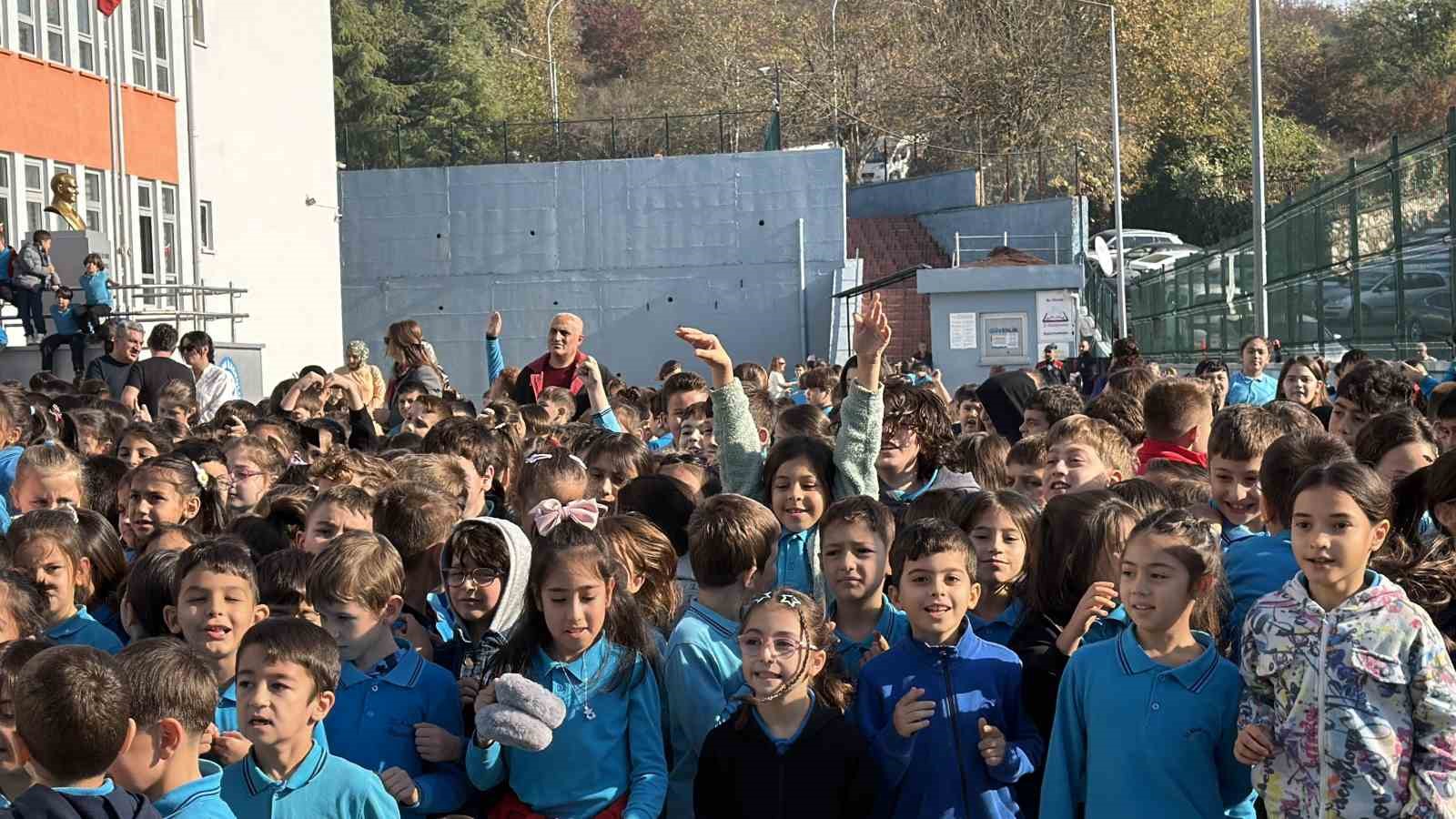 ogrenciler hem eglendi hem temizlik yapti 3 jwYn4tS2