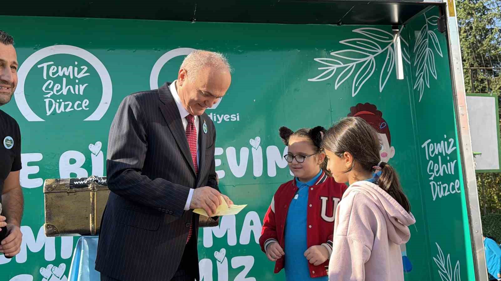 ogrenciler hem eglendi hem temizlik yapti 5 HivPz1vP