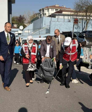 ogrenciler-hem-eglendi-hem-temizlik-yapti-F2vk9KUZ.jpg
