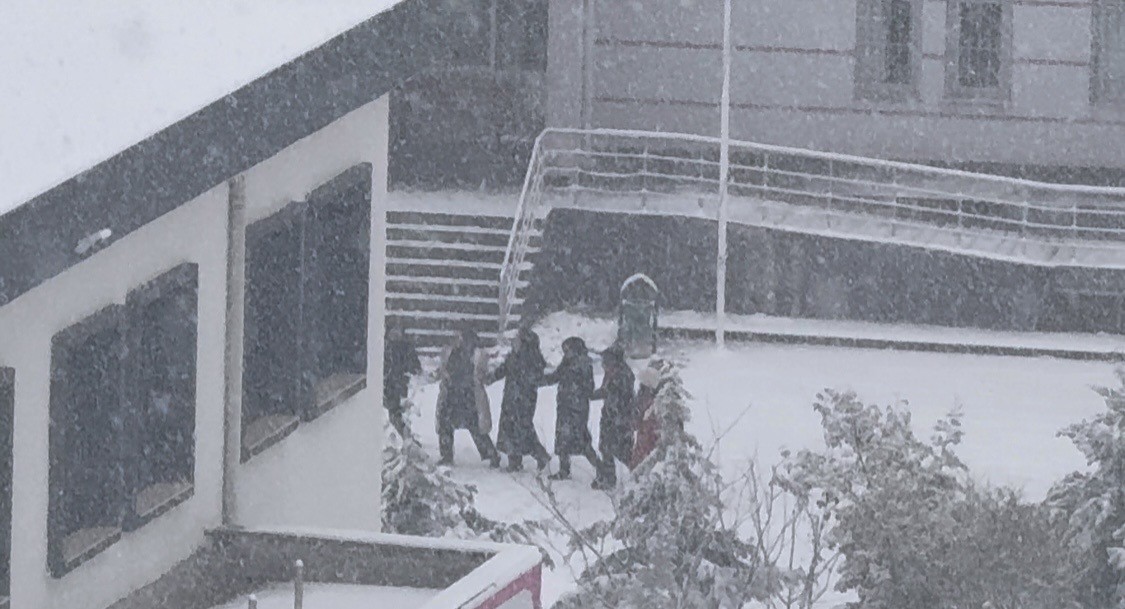 ogrenciler karin keyfini okul hoparlorunden calinan oyun havasiyla cikardi 1 Zm18aTuQ