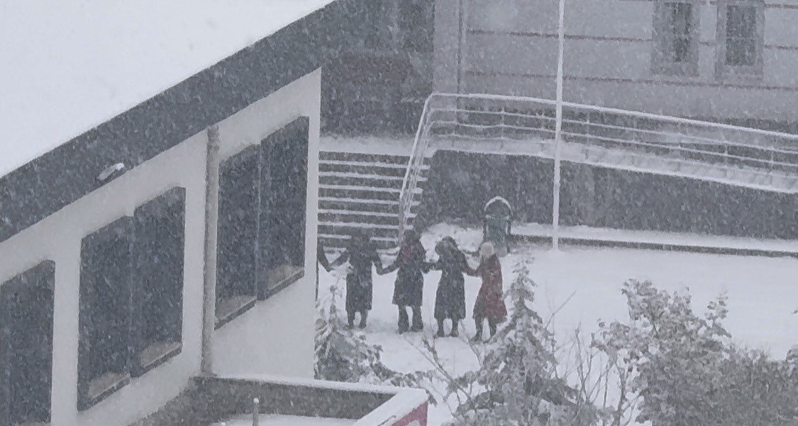 ogrenciler karin keyfini okul hoparlorunden calinan oyun havasiyla cikardi 2