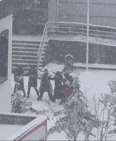 ogrenciler-karin-keyfini-okul-hoparlorunden-calinan-oyun-havasiyla-cikardi-lQqjcIh9.jpg