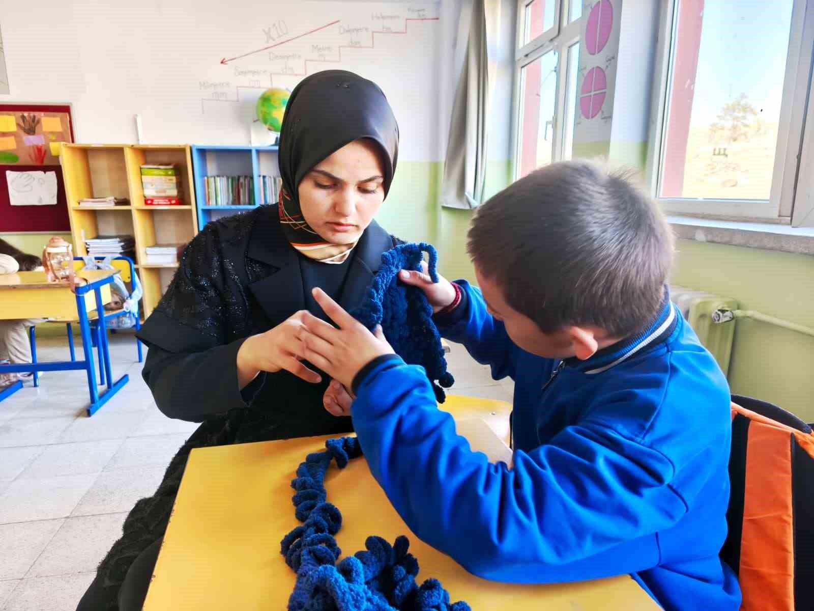 ogrenciler kendi atkilarini orerek kisa hazirlaniyor 2 nPGuV3vT
