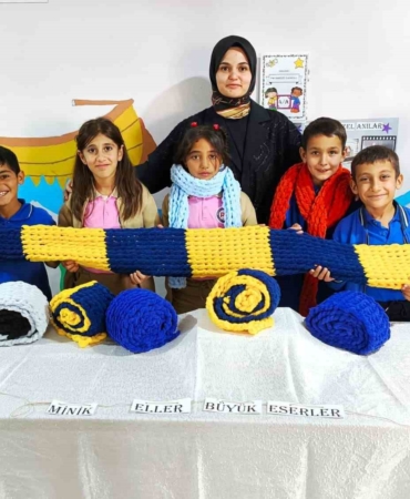 ogrenciler-kendi-atkilarini-orerek-kisa-hazirlaniyor-ZpSqd1qR.jpg