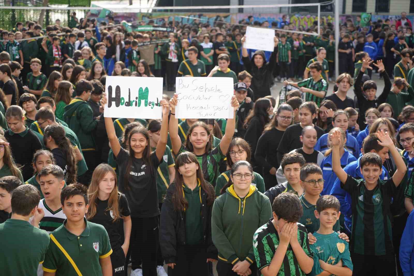 Öğrenciler, Kocaelisporlu futbolculara enerji verdi 4 ogrenciler kocaelisporlu futbolculara enerji verdi 0 girksKBR
