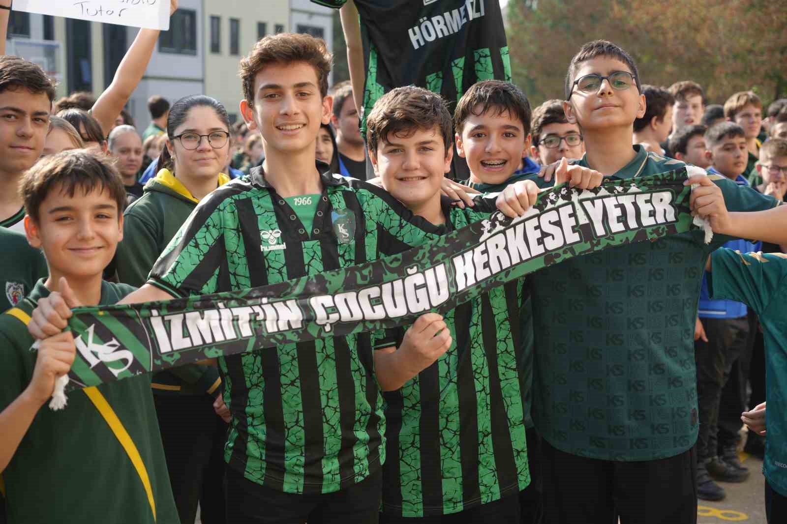 Öğrenciler, Kocaelisporlu futbolculara enerji verdi 6 ogrenciler kocaelisporlu futbolculara enerji verdi 2 CLhDVMbO