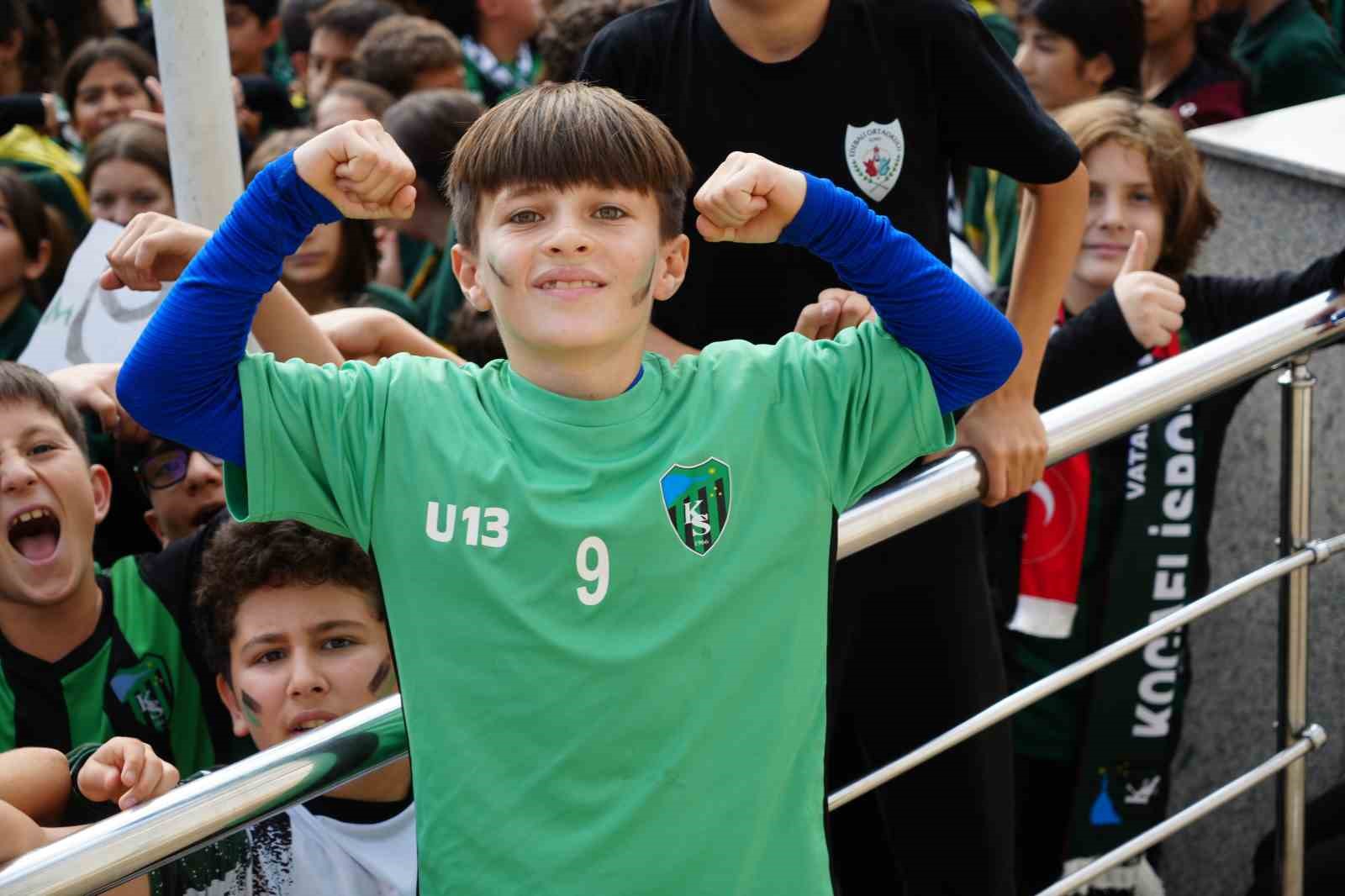 Öğrenciler, Kocaelisporlu futbolculara enerji verdi 7 ogrenciler kocaelisporlu futbolculara enerji verdi 3 HqRpIl6q
