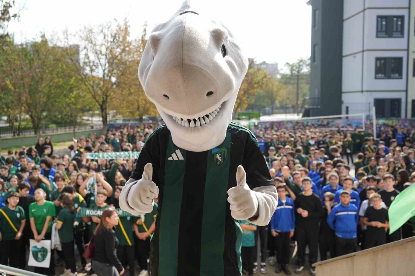 Öğrenciler, Kocaelisporlu futbolculara enerji verdi 8 ogrenciler kocaelisporlu futbolculara enerji verdi 4 mNma7yfV