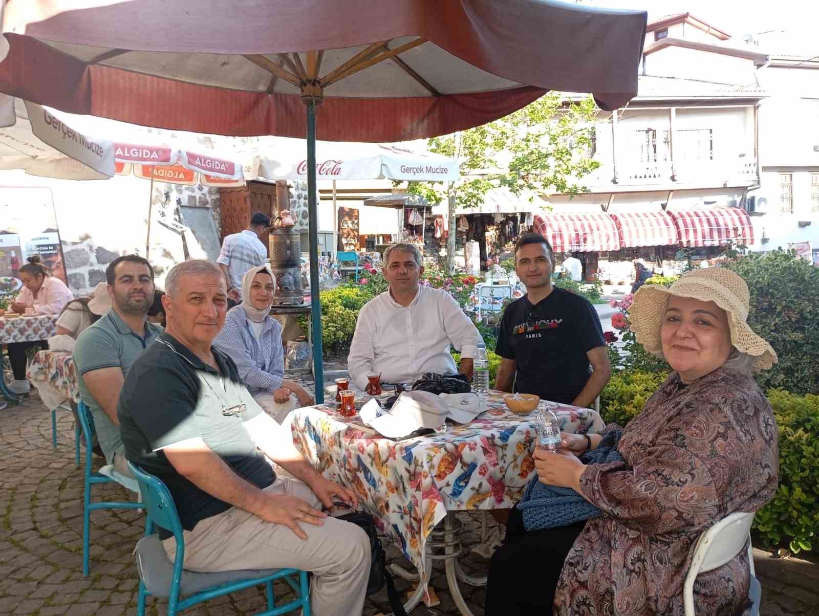 ogrenciler okuduklari romanlardaki mek nlari ankarada gezip gordu 1 vayVCl5M