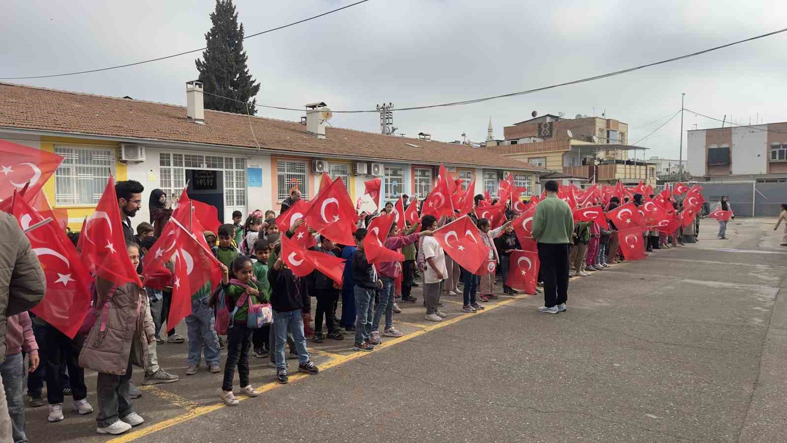 ogrenciler okula bayrak ve ciceklerle gitti 0 XgwyyJEZ