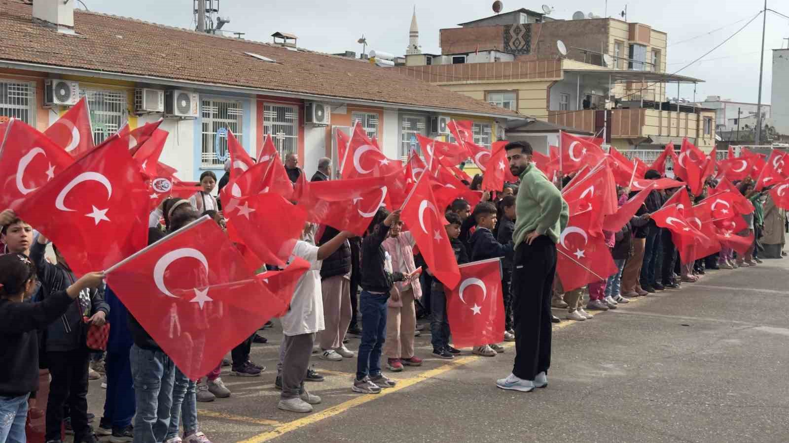 ogrenciler okula bayrak ve ciceklerle gitti 1 IXvMKYL5