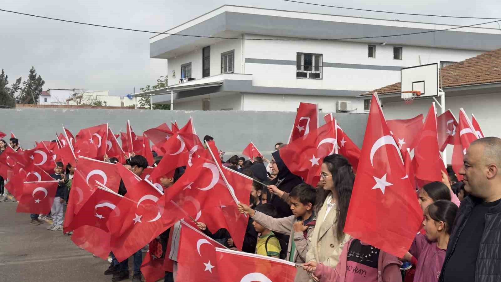 ogrenciler okula bayrak ve ciceklerle gitti 2