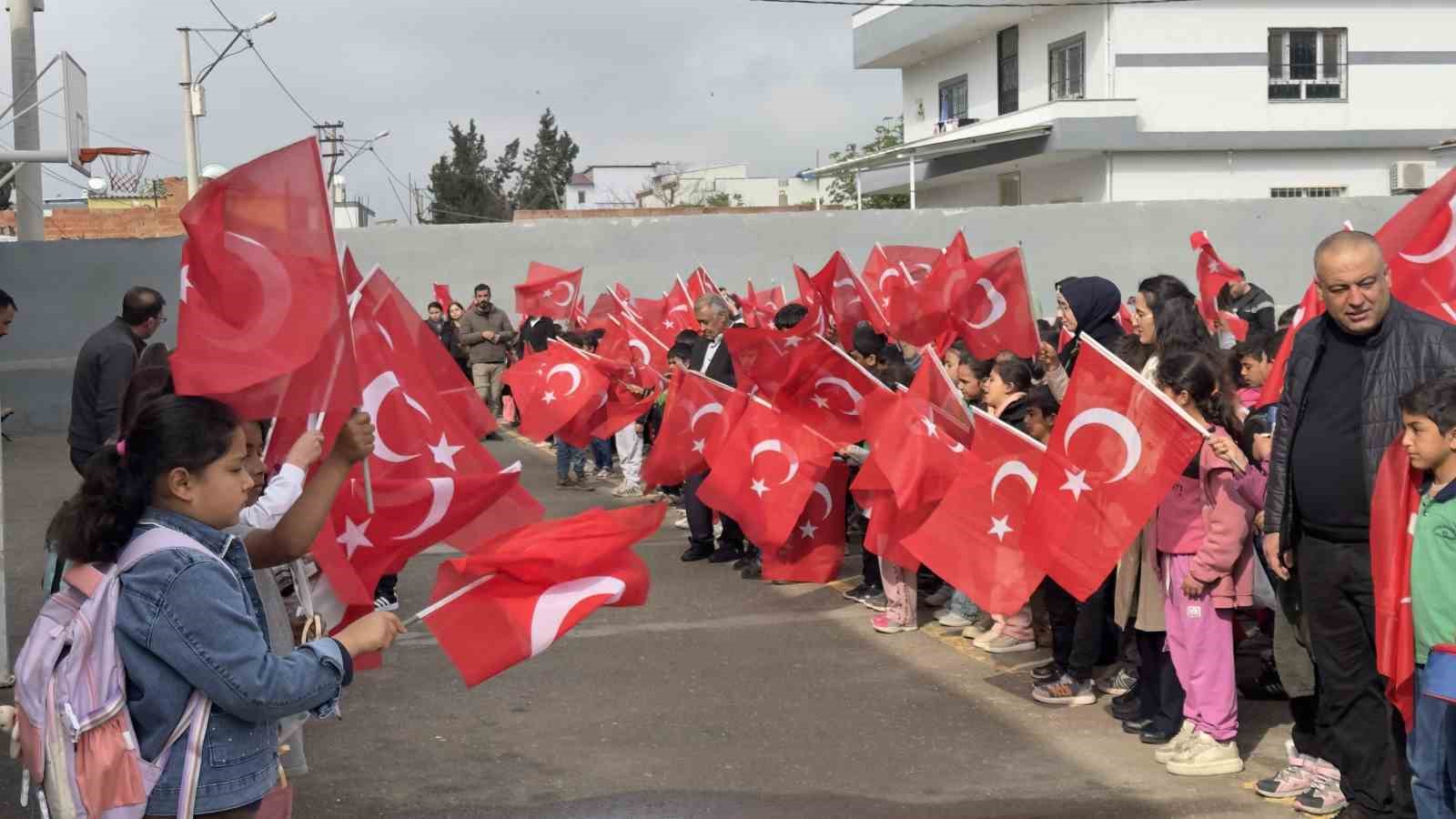 ogrenciler okula bayrak ve ciceklerle gitti 3 hhOMKqHn