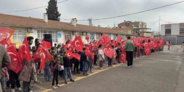 ogrenciler-okula-bayrak-ve-ciceklerle-gitti-9FLjhFmI.jpg