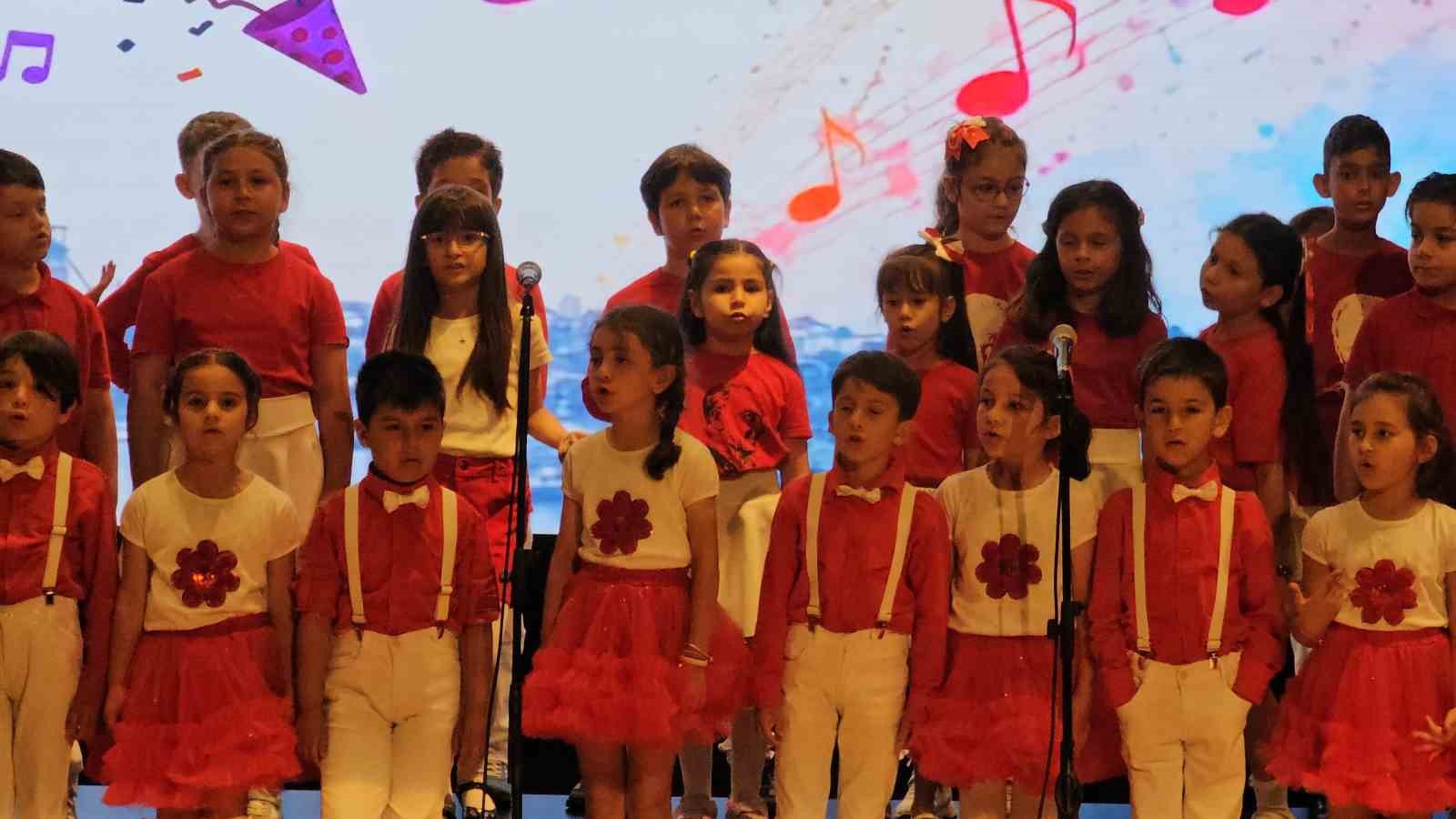 Öğrenciler sahnede devleşti, Maarif Öğrenci Korosu büyük ilgi gördü 6 ogrenciler sahnede devlesti maarif ogrenci korosu buyuk ilgi gordu 2