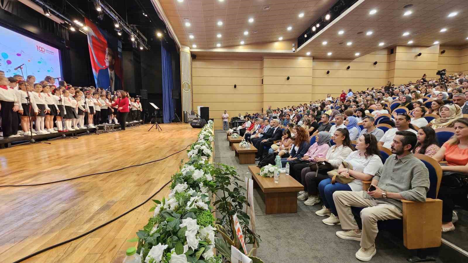 Öğrenciler sahnede devleşti, Maarif Öğrenci Korosu büyük ilgi gördü 8 ogrenciler sahnede devlesti maarif ogrenci korosu buyuk ilgi gordu 4 v1qjdm6D