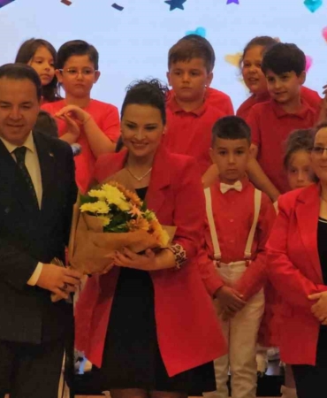 ogrenciler-sahnede-devlesti-maarif-ogrenci-korosu-buyuk-ilgi-gordu-ZYqAtKv8.jpg