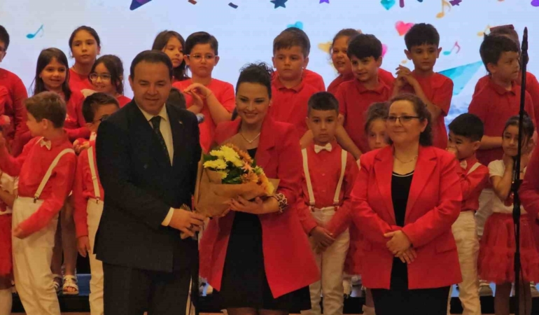 ogrenciler-sahnede-devlesti-maarif-ogrenci-korosu-buyuk-ilgi-gordu-ZYqAtKv8.jpg