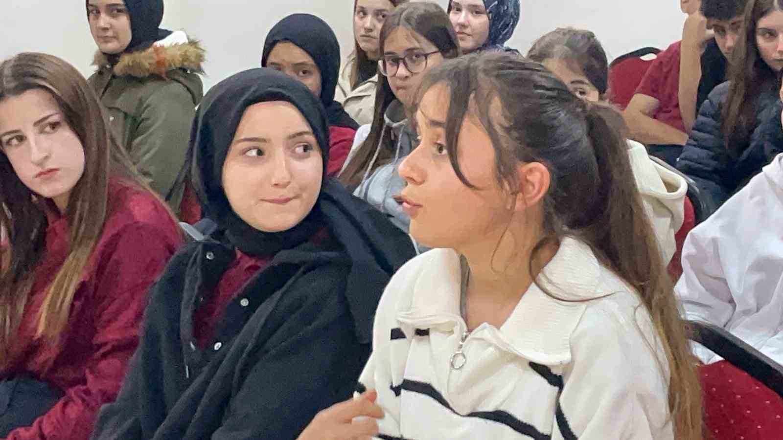 ogrenciler savciyi sorguya cekti 1 NwQeXgUw