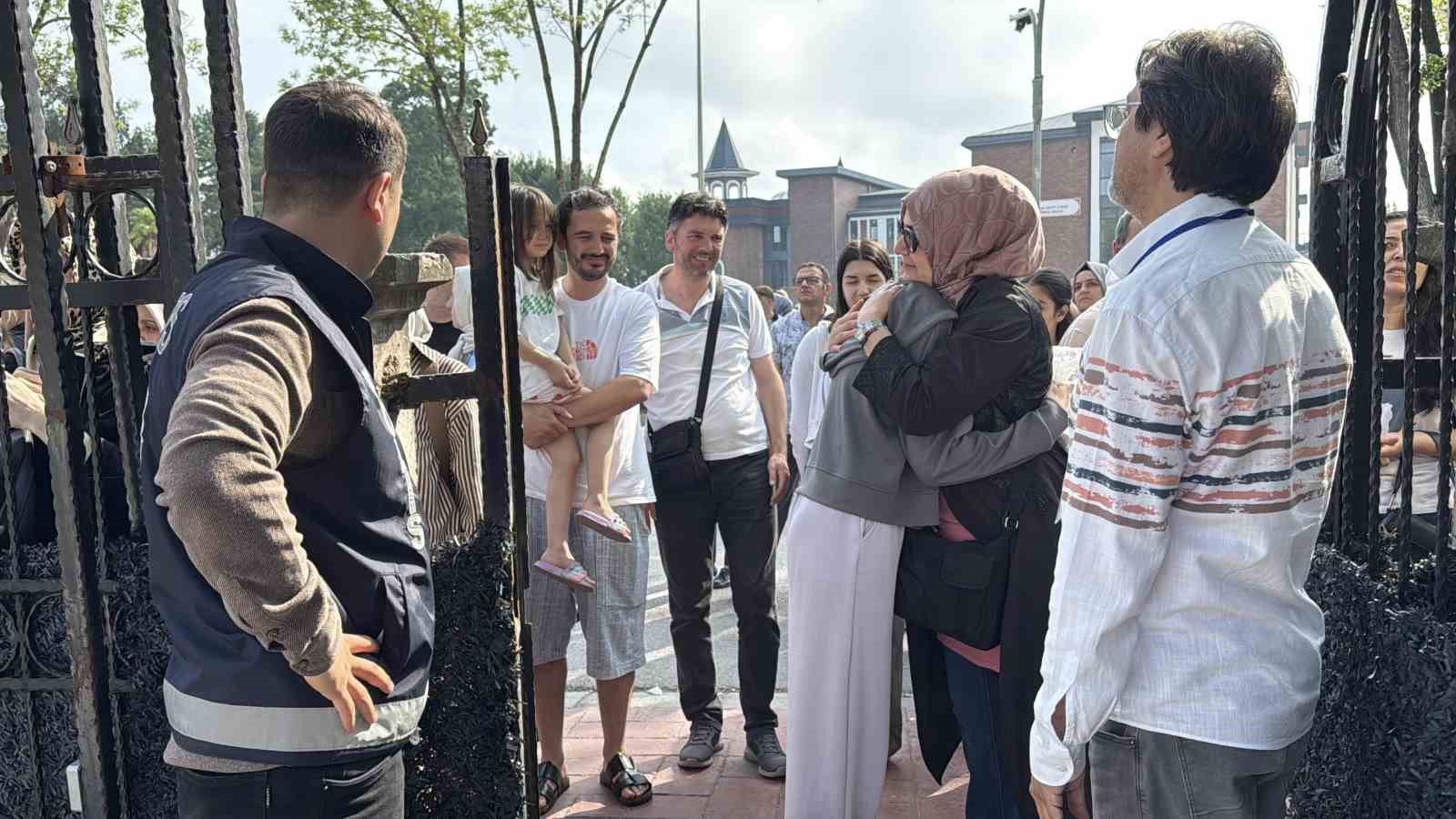 Öğrenciler sıralarda, veliler ise okulun çevresinde ter dökmeye başladı 5 ogrenciler siralarda veliler ise okulun cevresinde ter dokmeye basladi 1