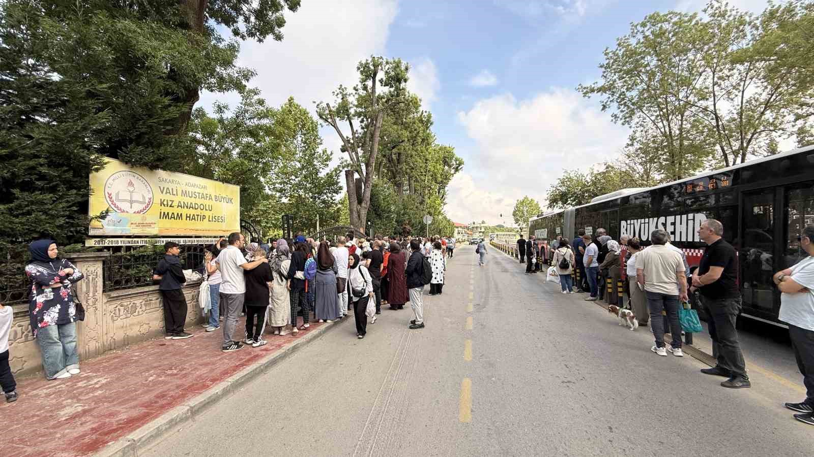 Öğrenciler sıralarda, veliler ise okulun çevresinde ter dökmeye başladı 6 ogrenciler siralarda veliler ise okulun cevresinde ter dokmeye basladi 2 td5vratf