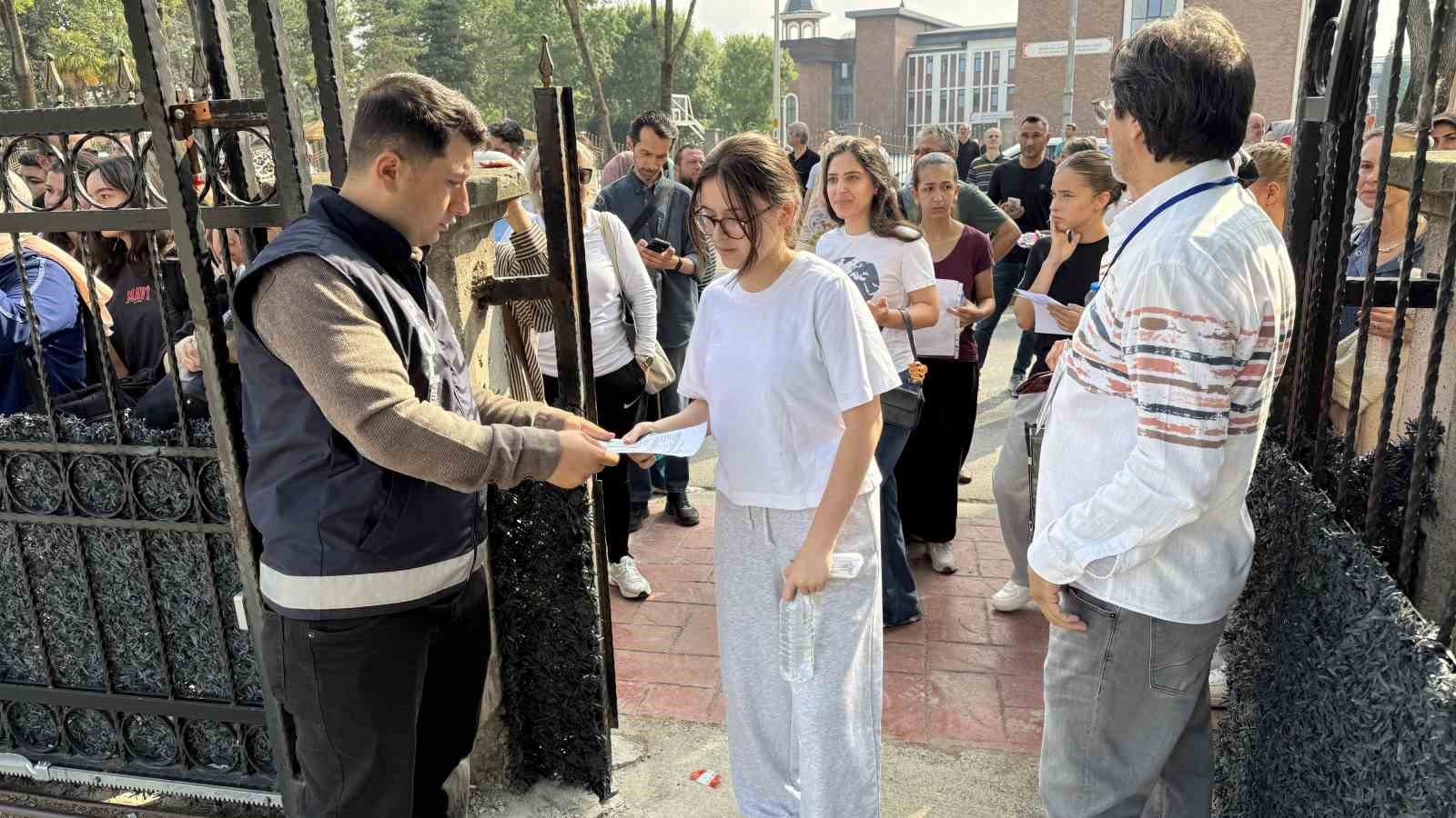 Öğrenciler sıralarda, veliler ise okulun çevresinde ter dökmeye başladı 8 ogrenciler siralarda veliler ise okulun cevresinde ter dokmeye basladi 4