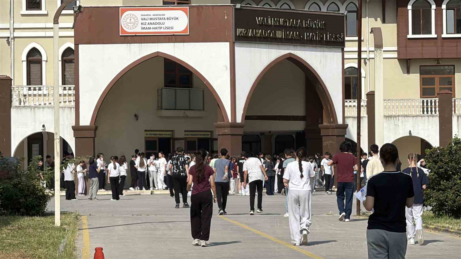 Öğrenciler sıralarda, veliler ise okulun çevresinde ter dökmeye başladı 9 ogrenciler siralarda veliler ise okulun cevresinde ter dokmeye basladi 5 scFZCraz
