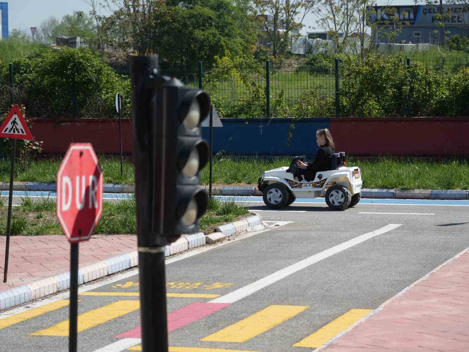 ogrenciler trafigi sahasinda ogrendi 0 16DH45CV