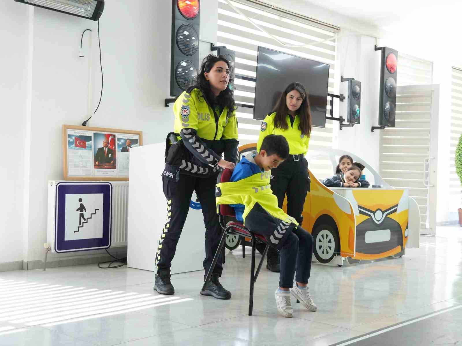ogrenciler trafigi sahasinda ogrendi 10 gW8XdcXw
