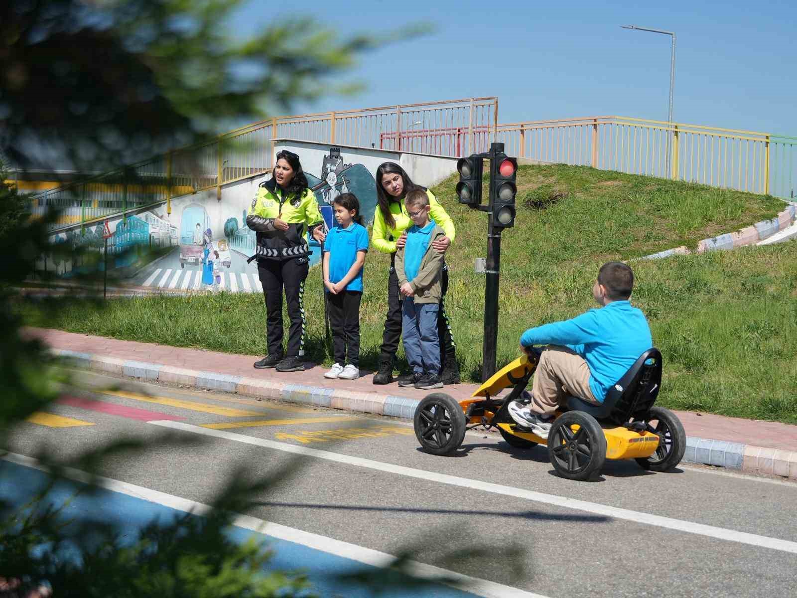 ogrenciler trafigi sahasinda ogrendi 11 RPYNI8BB